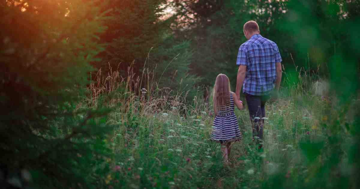 dad and daughter holding hands