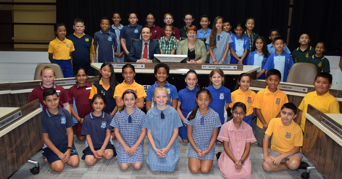 School children with the parliament. 